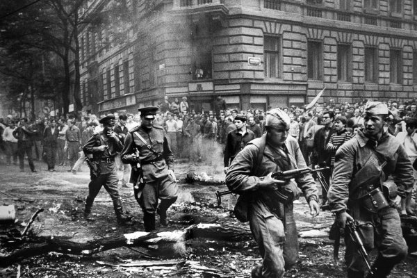 Советские войска в Праге Чехословакия 1968