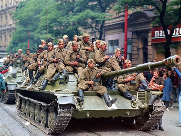 Советские войска в Праге Чехословакия 1968