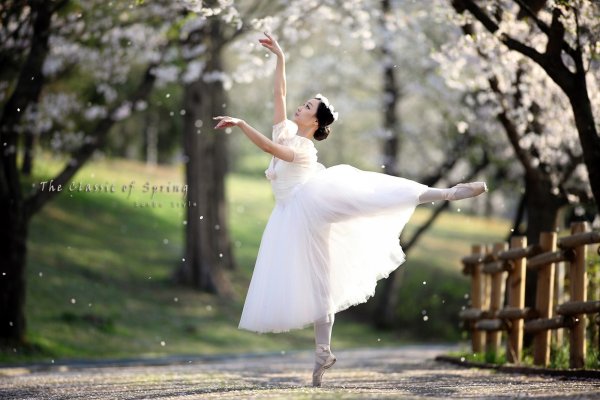 Балерина в цветущем саду