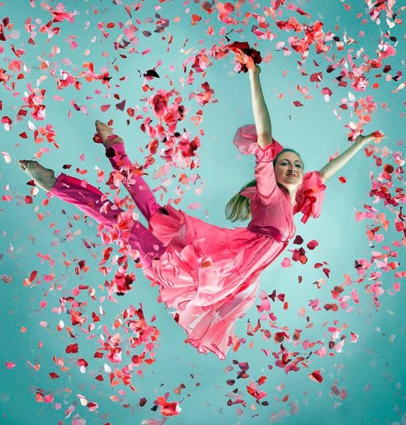 Танцующая девушка с цветами