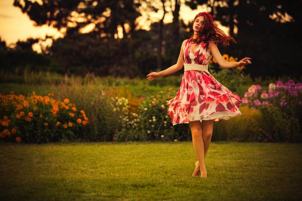 Женщина танцует в саду