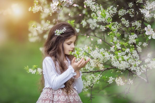 Девочка в цветущем саду