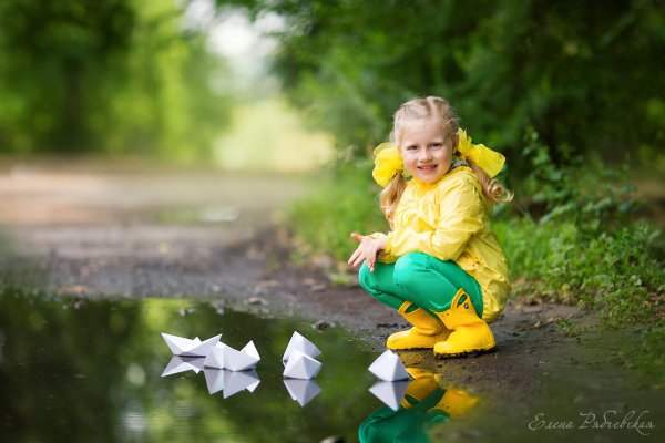 Дети пускают бумажные кораблики