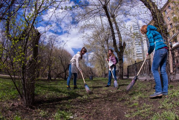 Люди на субботнике