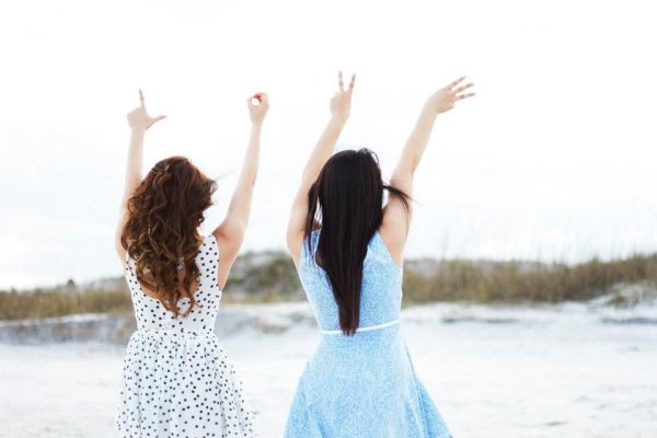 Фото подруг со спины