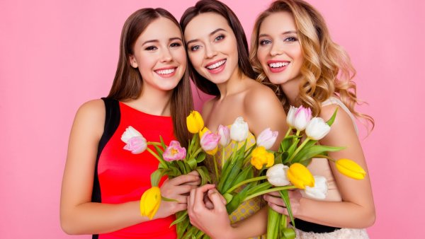 Две девушки улыбаются