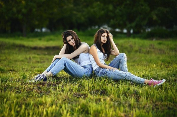 Фотосессия двух подруг на природе