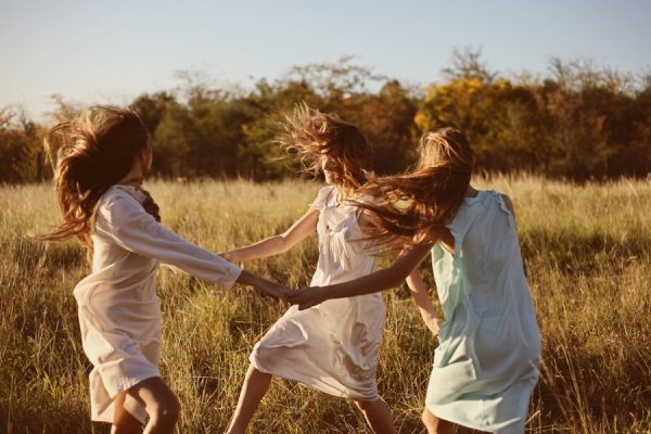 Две девочки в поле