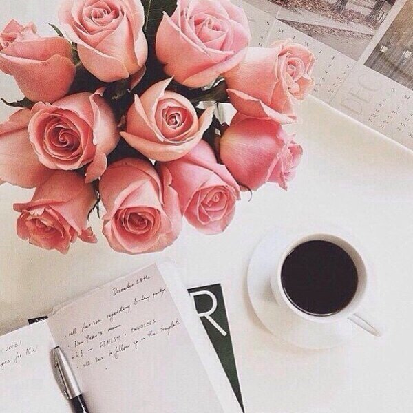 Цветы на столе для инстаграмма