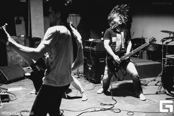 Электрогитара и цветы