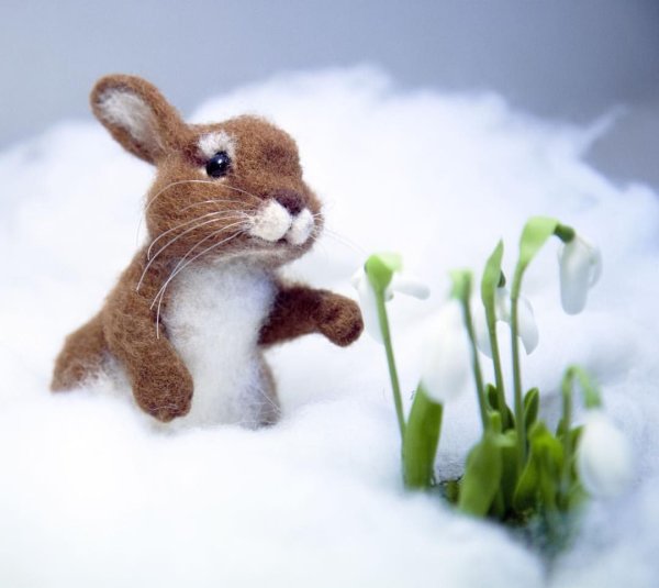 Зайчик с букетом цветов