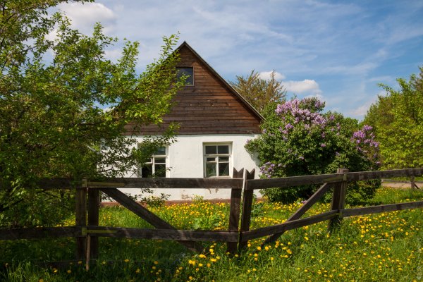 Деревенский домик весной