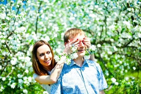 Влюбленные в цветущем саду