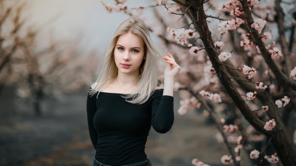 Девушка на качелях