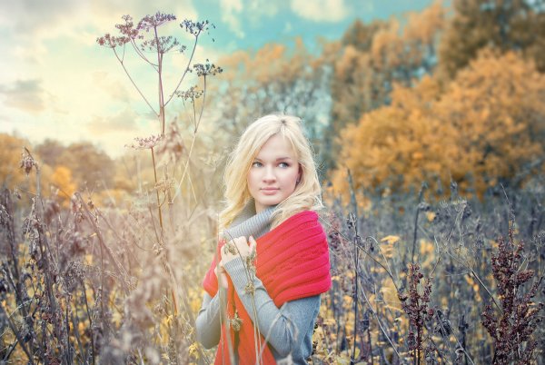 Девушка в цветущем саду