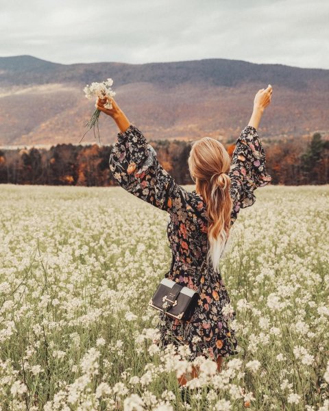 Девушка зимой со спины