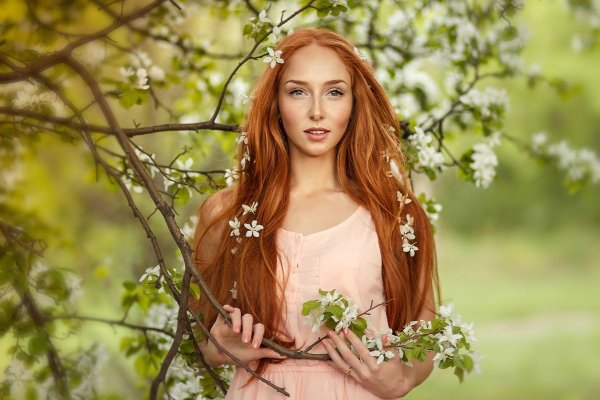 Девушка с весенними цветами