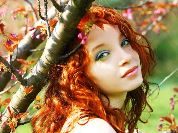 Рыжая девушка в платье