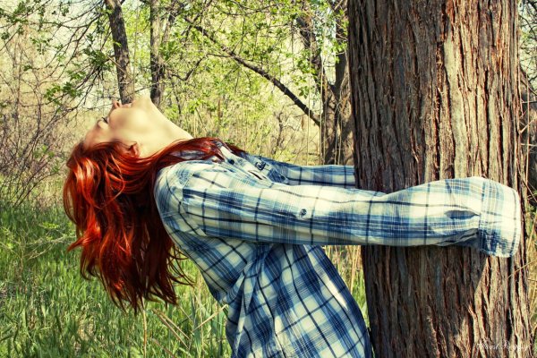 Счастливая девушка с рыжими волосами