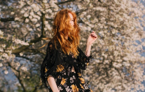 Рыжие волосы со спины