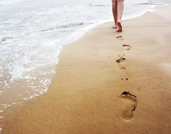 Женские руки и песок