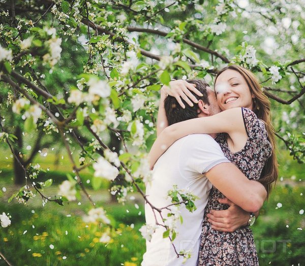 Влюбленные в цветущем саду