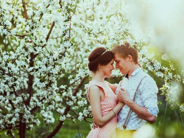 Пара в яблоневом саду