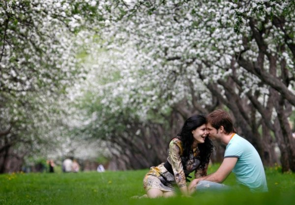 Парень и девушка в цветущем саду