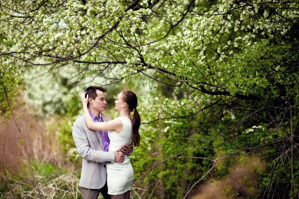 Влюбленные в весеннем саду