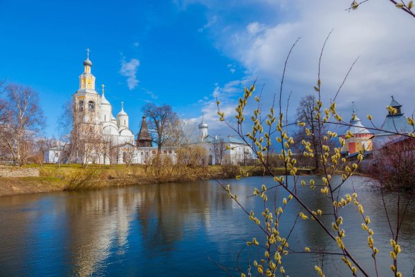 Весна в монастыре