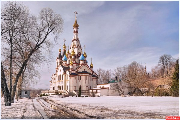 Православный храм весной