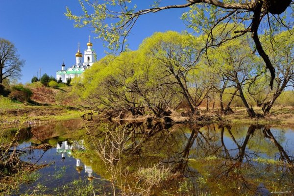 Храм Смоленск весной