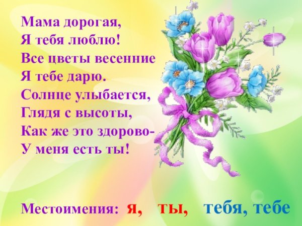 Девушка обнимает березку