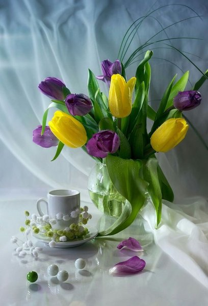 Натюрморт с тюльпанами