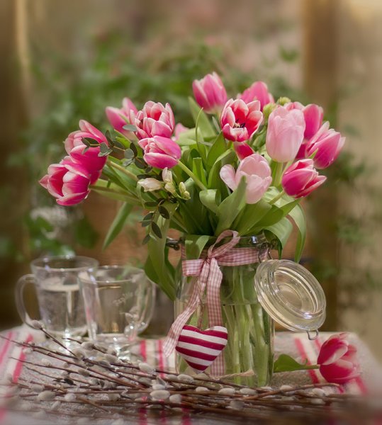 Букет тюльпанов на окне