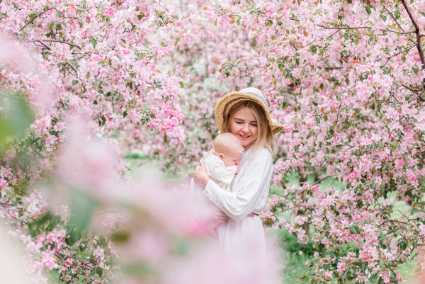 Девушка в цветущем саду