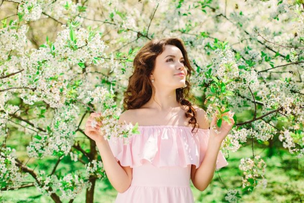 Девушка в весеннем саду