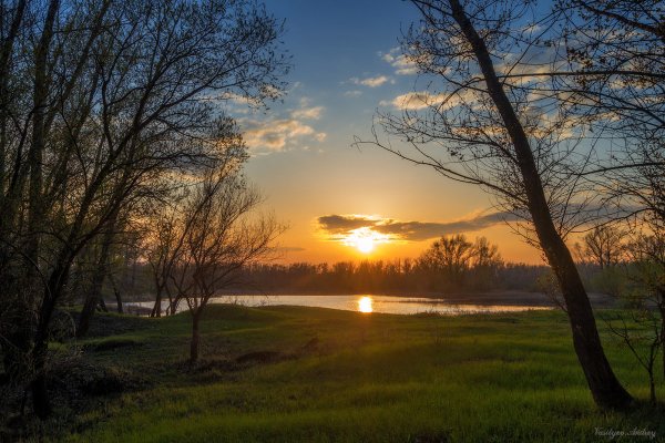 Весенний закат на реке