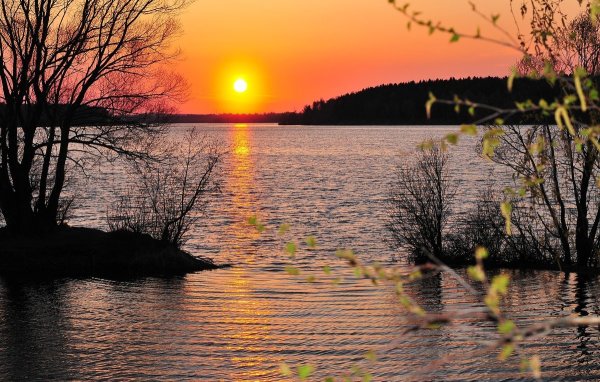 Красивый весенний закат