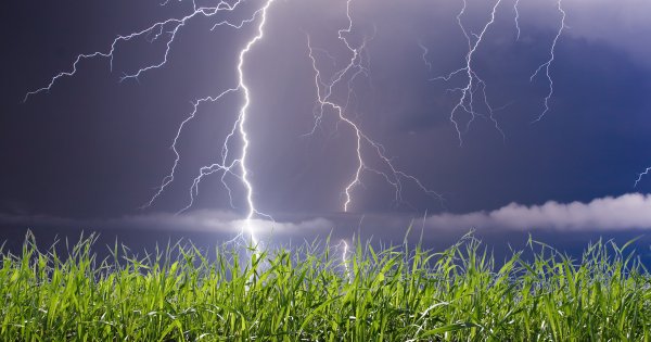 Гроза весною