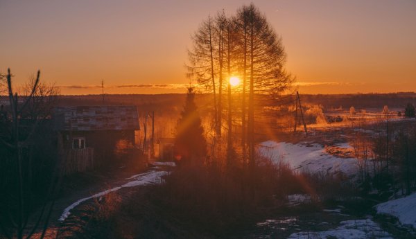 Рассвет в деревне зимой