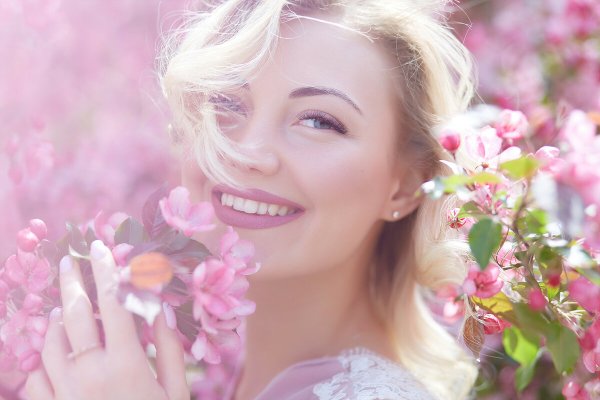 Улыбка девушки весной