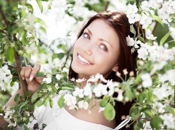 Яркая счастливая девушка