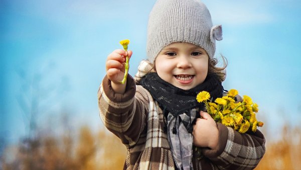 Девушка улыбается Весна