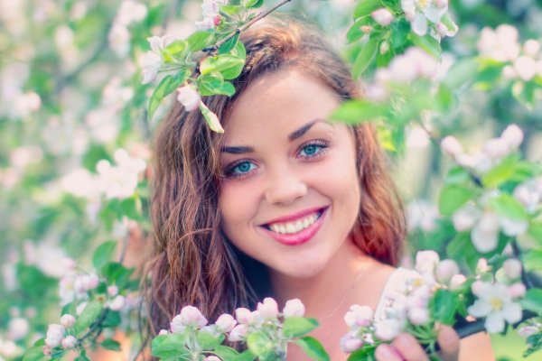 Женщина радуется весне