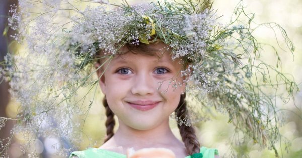 Девушка в венке