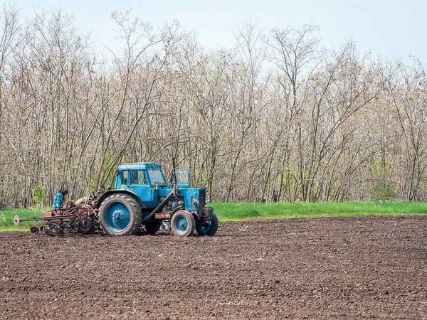 Пахота поля на тракторе