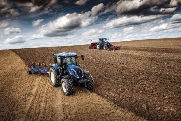 Трактор в поле