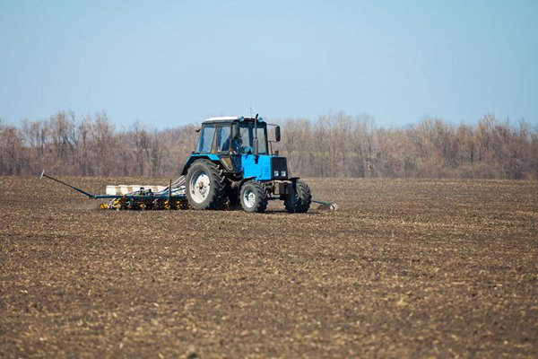Трактор весной