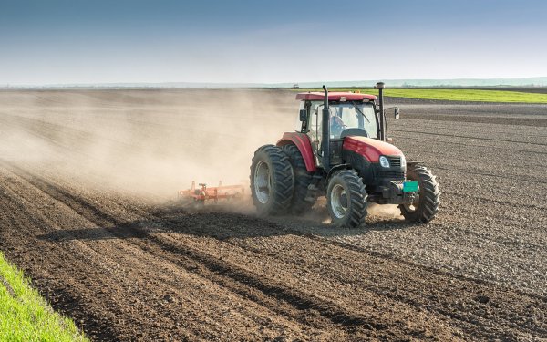 Фон трактор в поле